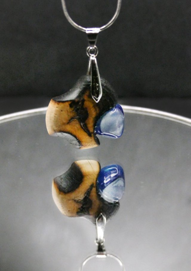 Wisiorek - agat niebieski i dąb - pirografia, dla niej, prezent, dla miłośników natury, biżuteria z drewna, Unique Wooden Jewelry