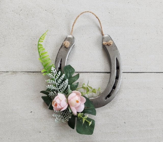 Unikalna dekoracja handmade – podkowa z kwiatami