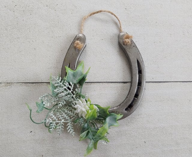 Unikalna dekoracja handmade – podkowa z sukulentami