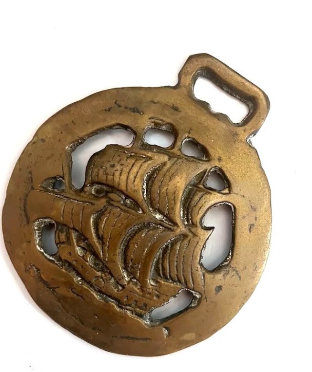 Mosiężna zawieszka vintage żaglowiec marynistyczna dekoracja retro 11,5 × 12 cm