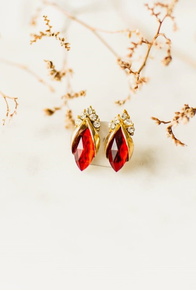 kolczyki z czerwonym oczkiem