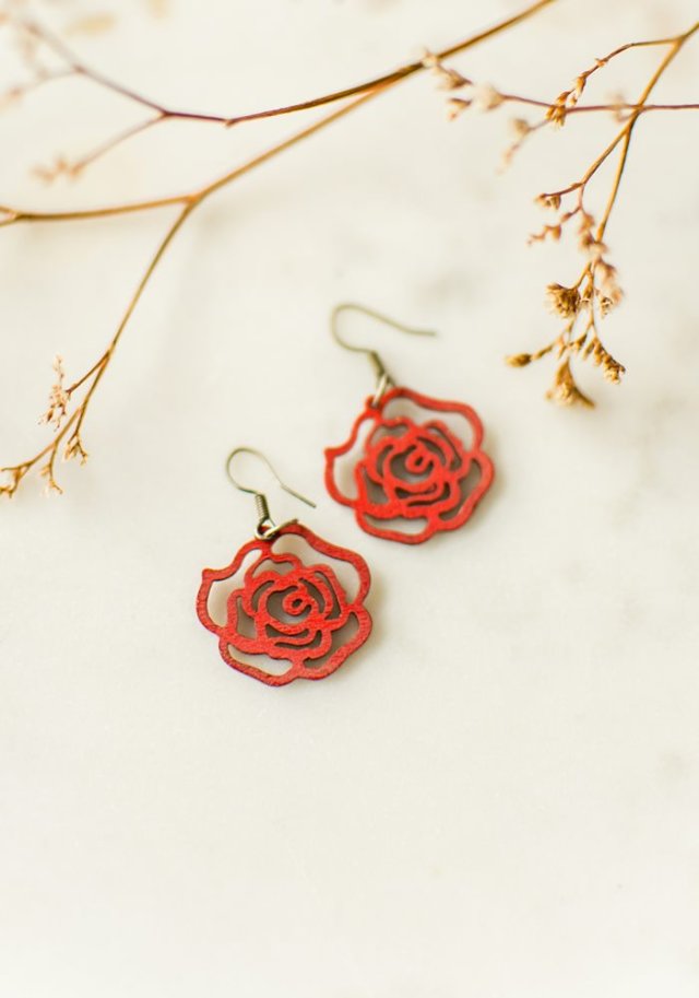 Kolczyki z drewnianymi różami