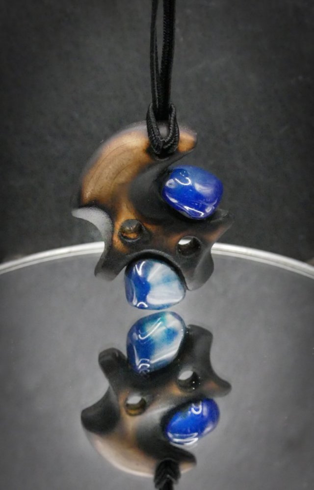 Wisiorek - drzewo owocowe i niebieskie agaty  – biżuteria z duszą ziemi, pirografia, handmade, prezent Unique Jewelry Design; Luxury Wooden Jewellery