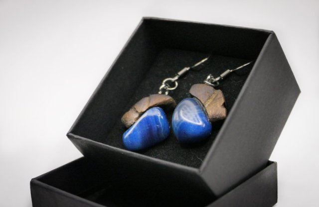 Kolczyki - lipa i niebieskie agaty  – biżuteria z duszą ziemi, pirografia, handmade, prezent Unique Jewelry Design; Luxury Wooden Jewellery