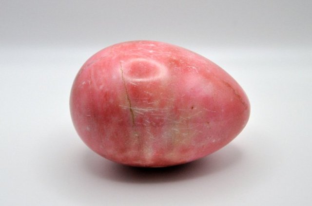 Dekoracyjne jajo z różowo - beżowego kamienia