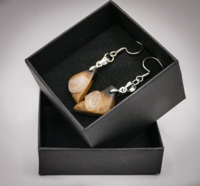 Kolczyki - lipa i kwarc różowy  – biżuteria z duszą ziemi, pirografia, handmade, prezent Unique Jewelry Design; Luxury Wooden Jewellery