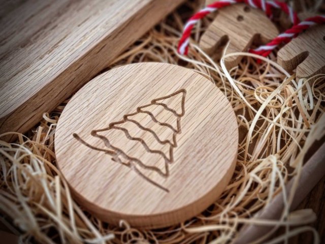 Drewniana podkładka z motywem świątecznym, podstawka pod kubek z drewna, z grawerem, choinka, boho, , Boże Narodzenie boho dodatki