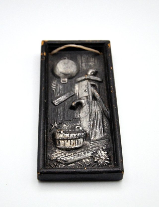 Obrazek płaskorzeźba dekoracja pompa wodna drewno malowane