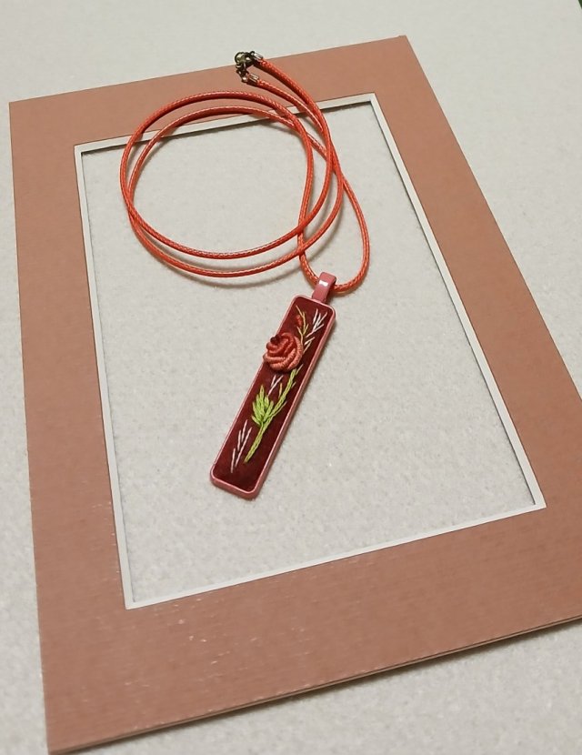 Ręcznie haftowany wisior  JOANNA