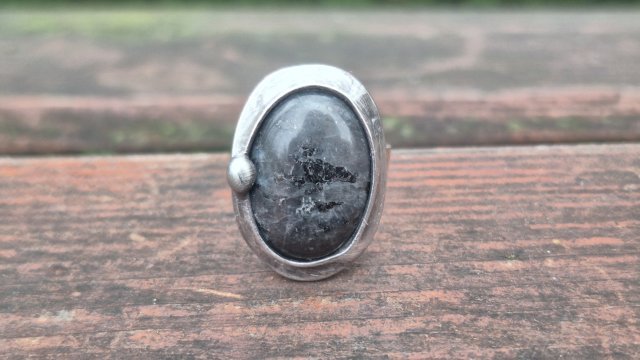 Larvikit - pierścionek regulowany