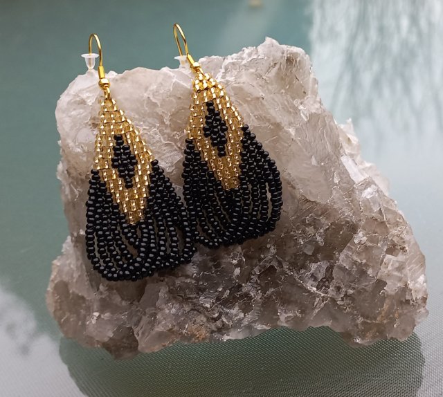 Eleganckie złoto-czarne kolczyki z koralików szklanych Preciosa