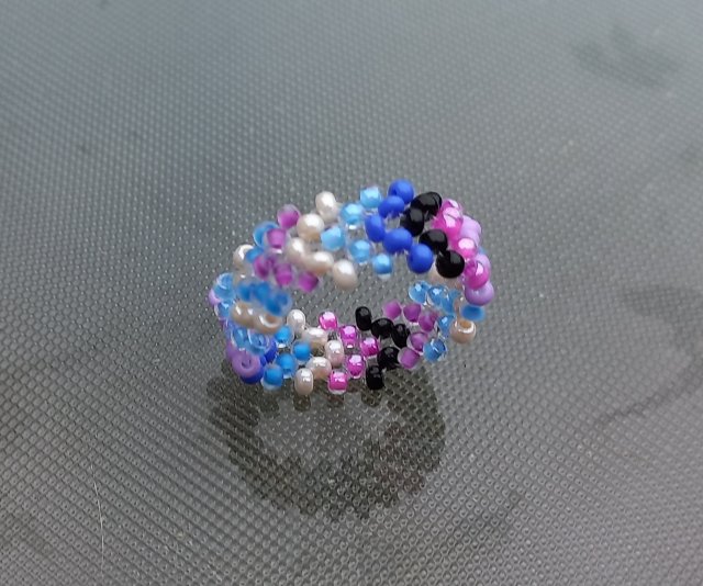 Szlak Mędrca -  kolorowy pleciony pierścionek z koralików handmade