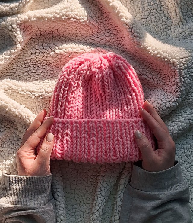 Krótka CZAPKA beanie handmade z pomponem - JASNORÓŻOWA, wykonana na DRUTACH