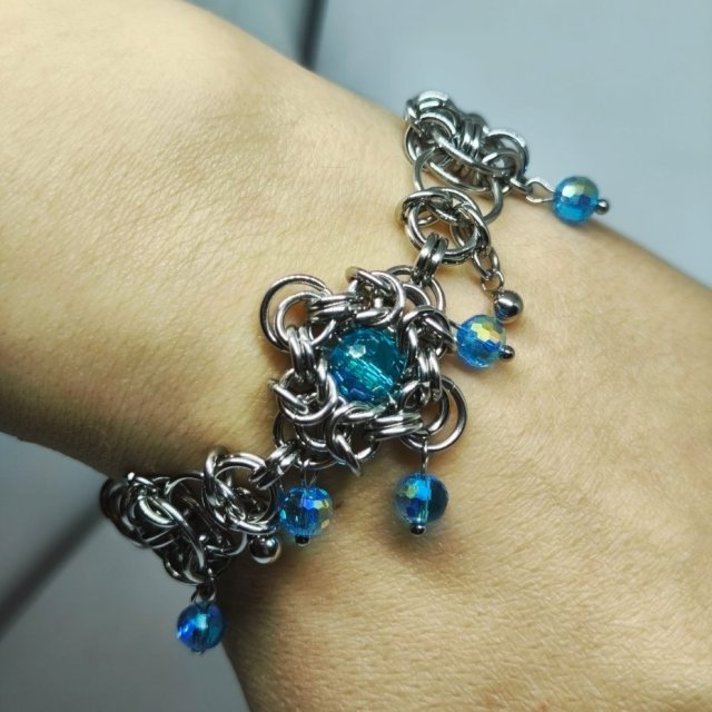 Ręcznie robiona bransoletka chainmaille z błyszczącymi niebieskimi kryształkami – stal chirurgiczna – długość na zamówienie!