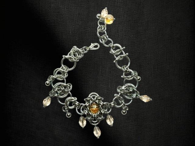 Ręcznie robiona bransoletka chainmaille z błyszczącymi złotymi kryształkami – stal chirurgiczna – długość na zamówienie!