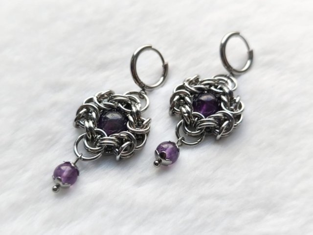 Kolczyki chainmaille z naturalnym ametystem – stal chirurgiczna