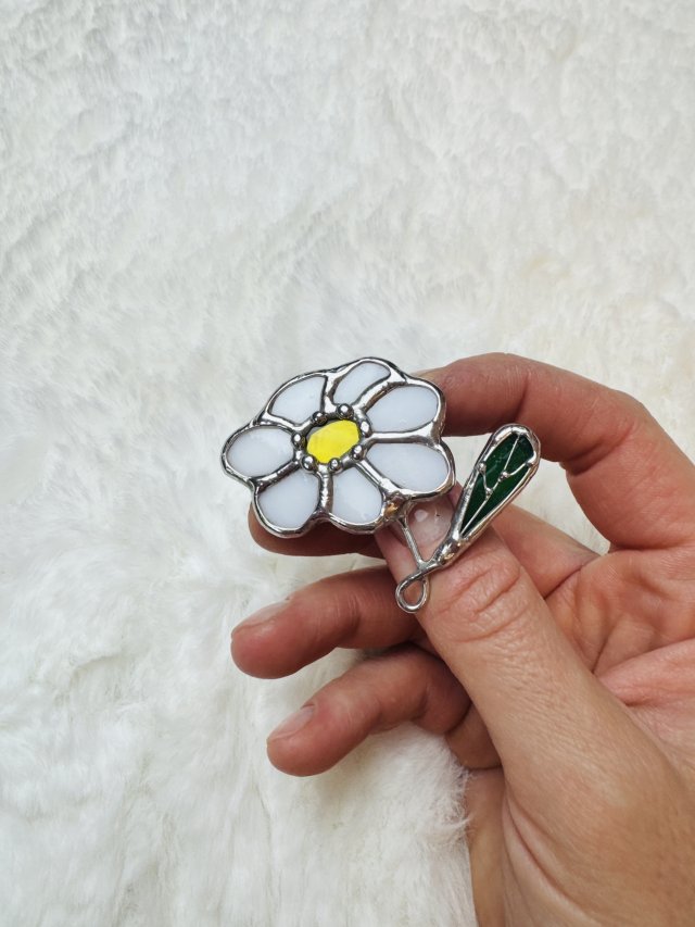 Biała Broszka witrażowa "Stokrotka"