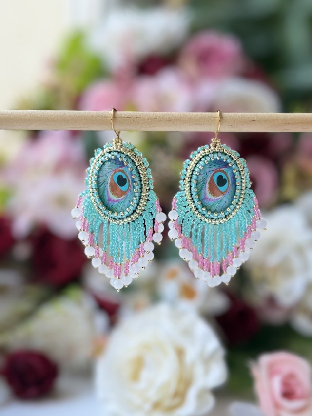 Tęczowe Marzenie – Kolczyki z Pawim Okiem i Frędzlami