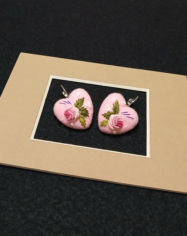 Ręcznie haftowane kolczyki  NIEWINNOŚĆ  stal szlachetna