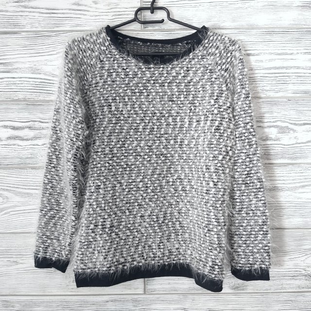 Włochaty sweterek (A)