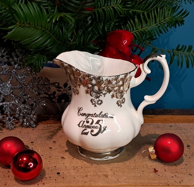 Mlecznik Royal Albert Anglia wzór 25 Silver Anniversary