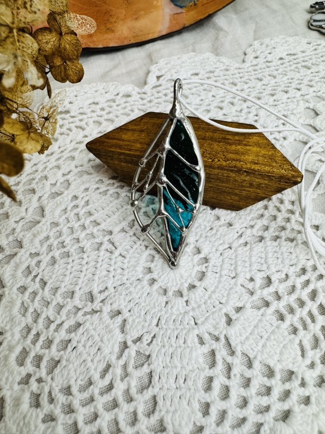 Unikatowy Wisior witrażowy ze szkła turkusowego "Liść" na sznurku