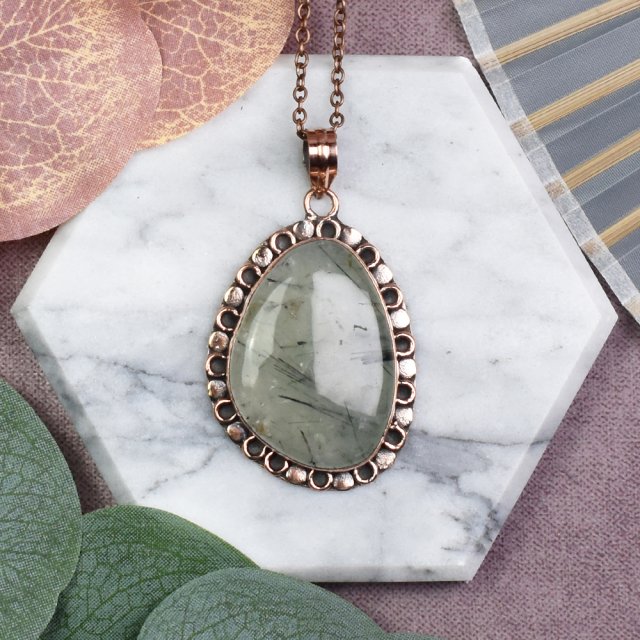 Miedziany ozdobny wisiorek z prehnitem #562