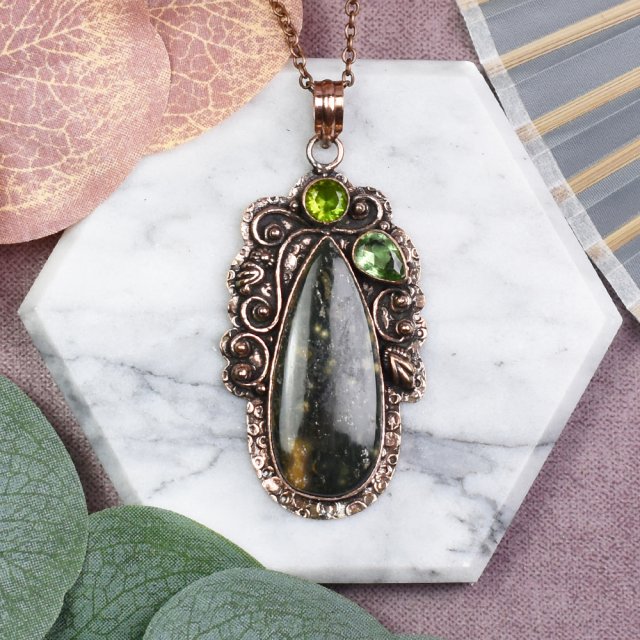 Miedziany ozdobny wisiorek z jaspisem i peridotem #571