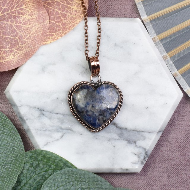 Miedziany ozdobny wisiorek z sodalitem #563