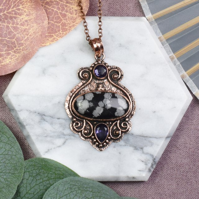 Miedziany ozdobny wisiorek z obsydianem śnieżnym i ametystem #575