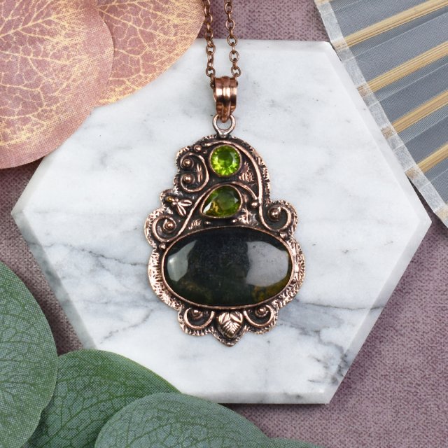 Miedziany ozdobny wisiorek z agatem mszystym i peridotem #576