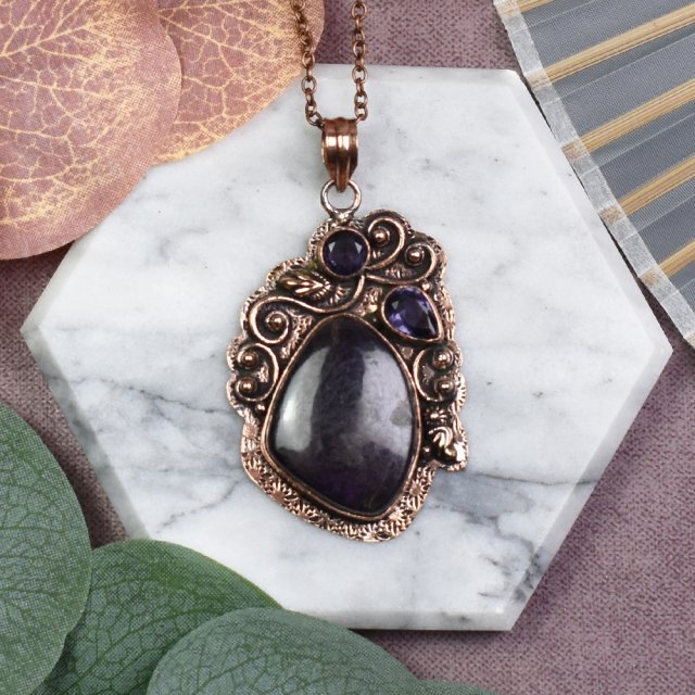 Miedziany ozdobny wisiorek z purpurytem i ametystem #581