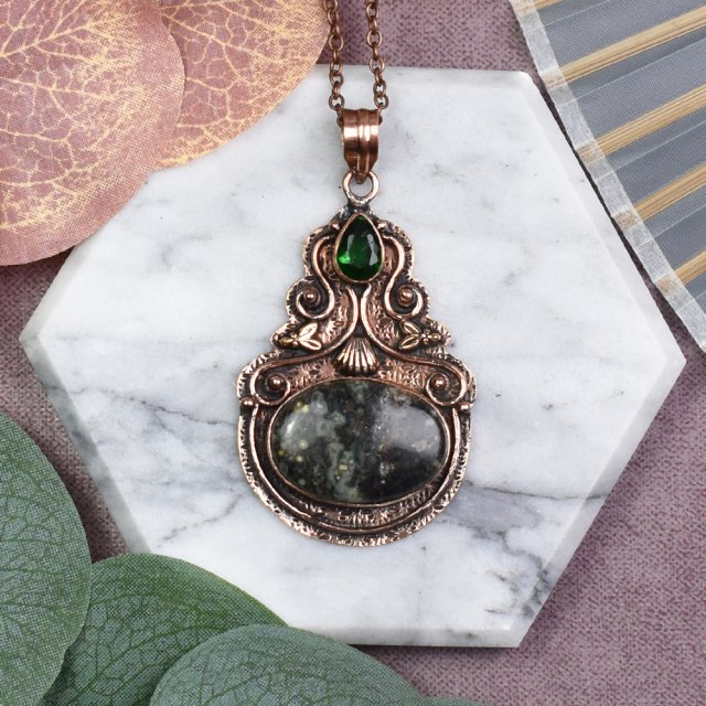 Miedziany ozdobny wisiorek z jaspisem oceanicznym i zielonym kwarcem #586