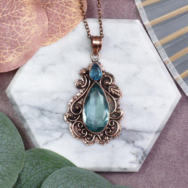 Miedziany ozdobny wisiorek z topazem #588