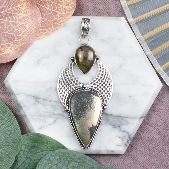 Miedziany posrebrzany ozdobny wisiorek z pirytem i labradorytem #590
