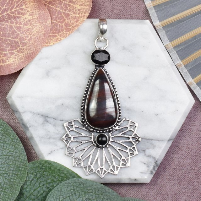 Miedziany posrebrzany ozdobny wisiorek z tygrysim okiem i onyksem #592