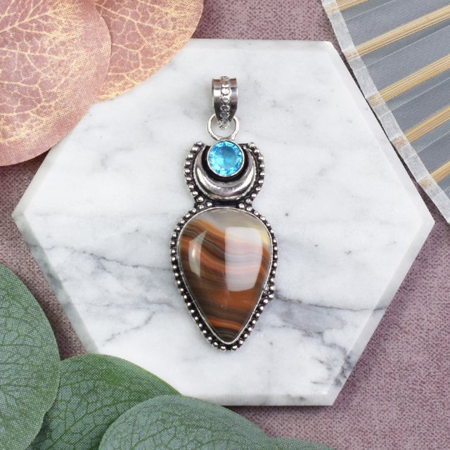 Miedziany posrebrzany ozdobny wisiorek z księżycem, agatem i topazem - lunula #593