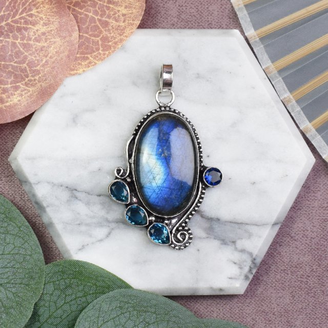 Miedziany posrebrzany ozdobny wisiorek z labradorytem i tanzanitami #595