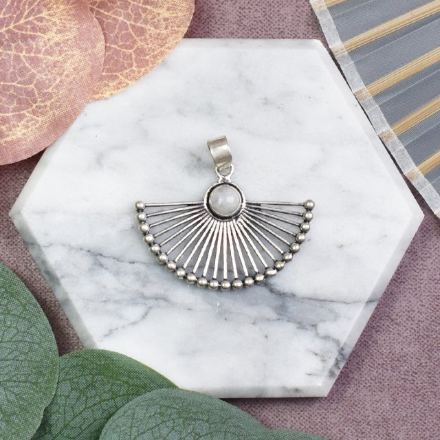 Miedziany posrebrzany delikatny wisiorek wachlarz z kamieniem księżycowym #596