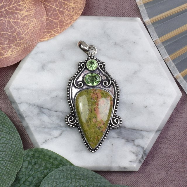 Miedziany posrebrzany ozdobny wisiorek z unakitem i peridotem #599