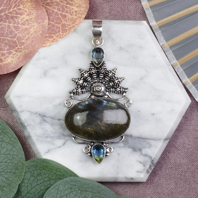 Miedziany posrebrzany ozdobny wisiorek z muszlami, labradorytem i turmalinem #600