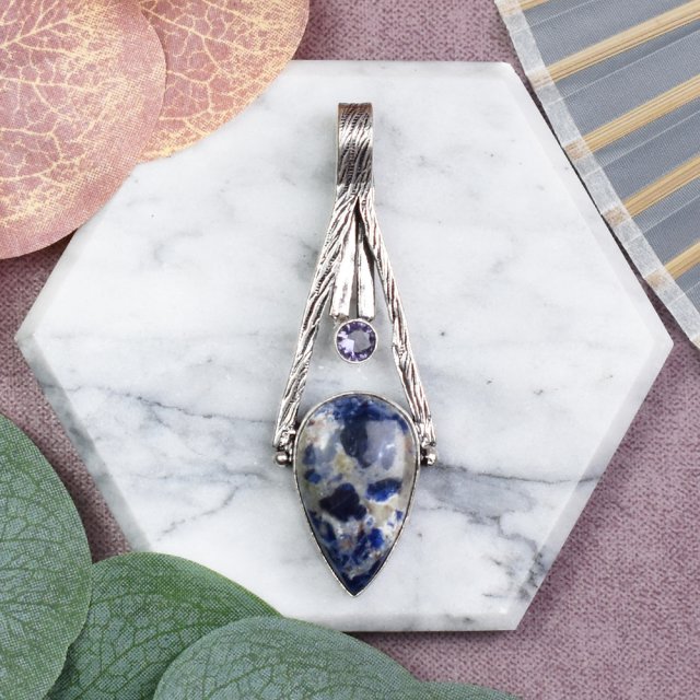Miedziany posrebrzany delikatny wisiorek z sodalitem i ametystem #602