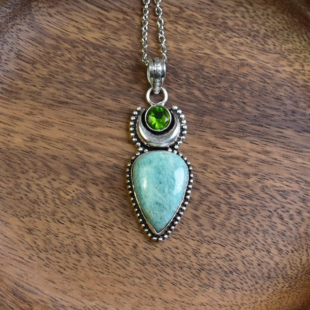 Posrebrzany ozdobny wisiorek z amazonitem i peridotem #621