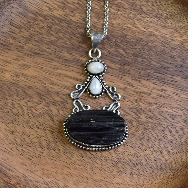 Posrebrzany ozdobny wisiorek z surowym turmalinem i k. księżycowym #625