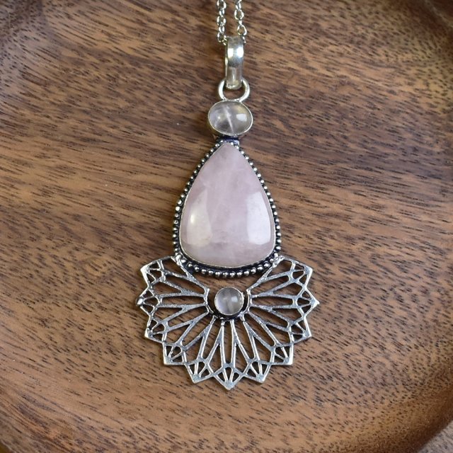 Posrebrzany ozdobny wisiorek z różowym kwarcem #640