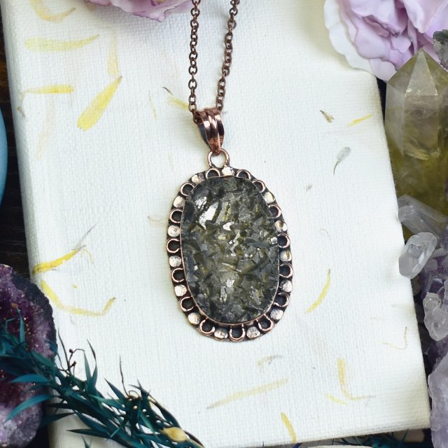 Miedziany ozdobny wisiorek z surowym pirytem #645