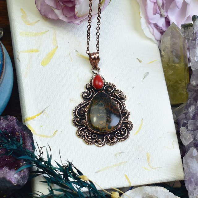 Miedziany ozdobny wisiorek z jaspisem i koralem #648