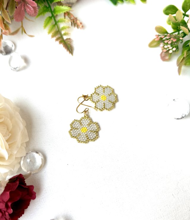 Kolczyki stokrotki biało złote