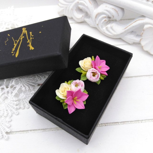 Kolczyki sztyfty z miniaturowymi kwiatkami z gliny polimerowej