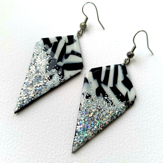 Czarno-białe kolczyki z brokatem